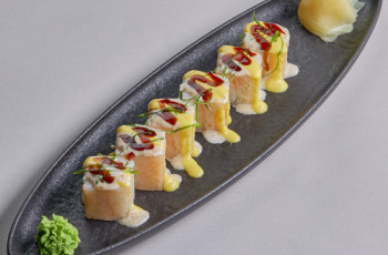 Снежный ролл с соусом манго