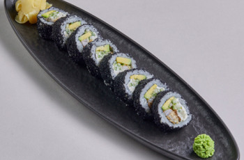 Чёрный ролл с угрём и креветкой