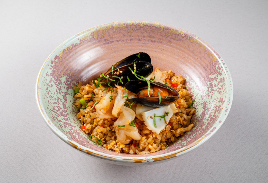 Жареный рис с морепродуктами Жареный рис с морепродуктами